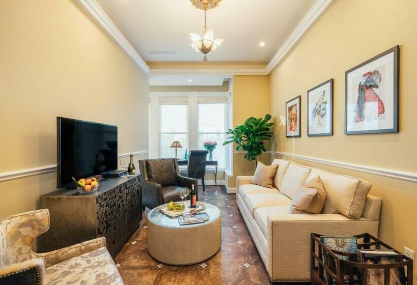 جناح مطل على المدينة, Mansion On Sutter