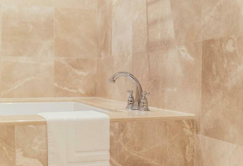 جناح مزود بجاكوزى, Mansion On Sutter