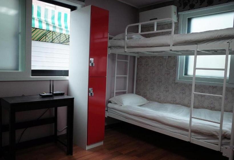 스탠다드 트리픔 룸 공동욕실, Yakorea Hostel Gangnam
