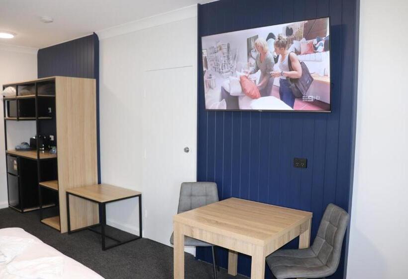 豪华三人间, The Anglers Inn