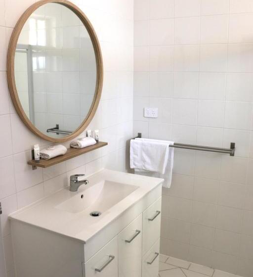 豪华三人间, The Anglers Inn