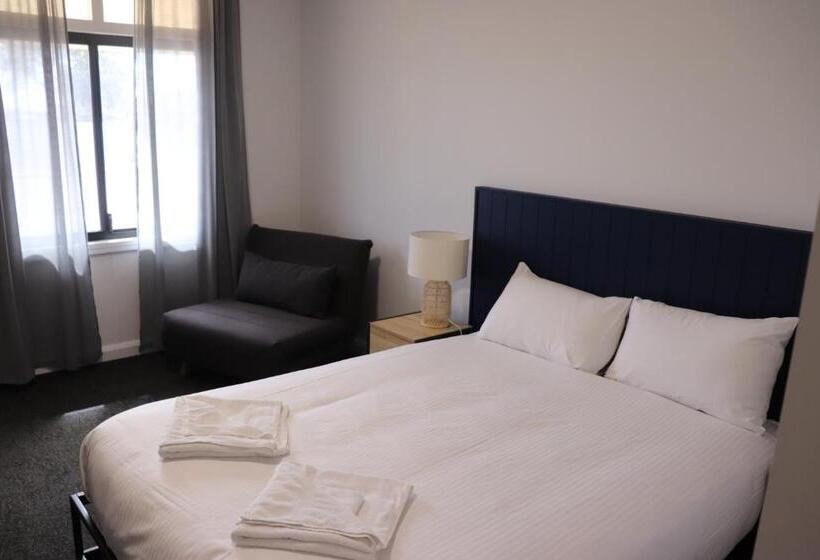 豪华三人间, The Anglers Inn