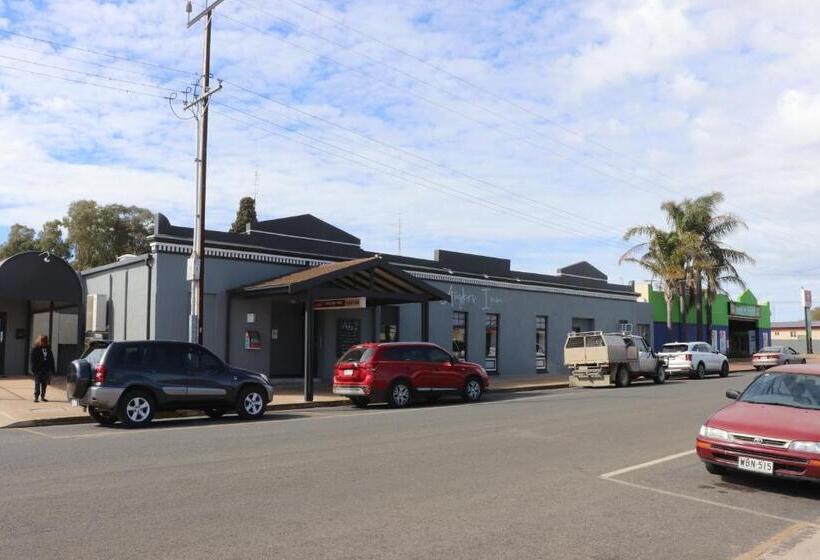 家庭间, The Anglers Inn