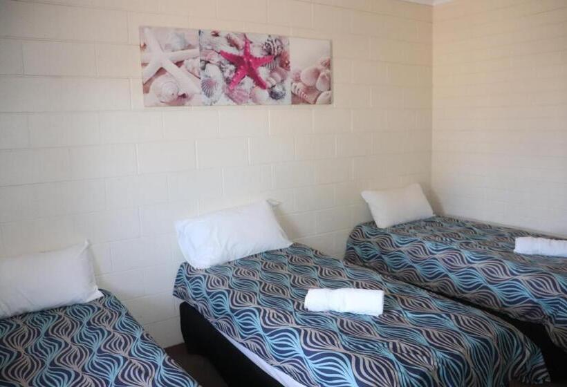 标准三人间, The Anglers Inn