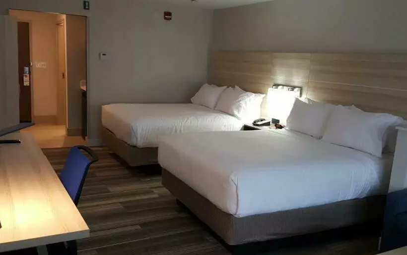 スイート, Holiday Inn Express & Suites Toledo West, An Ihg