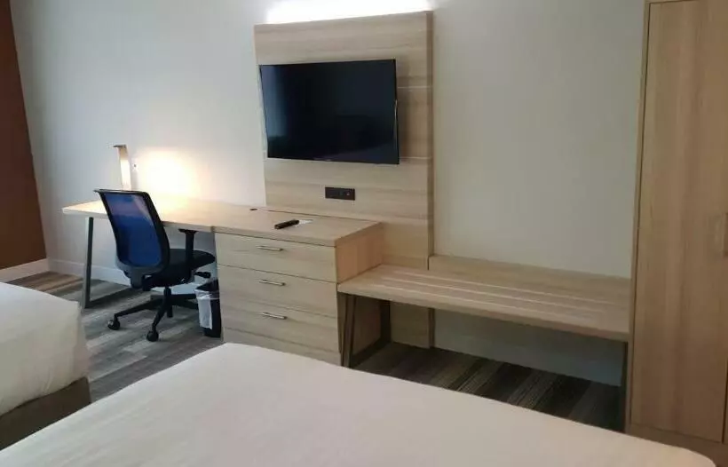 スイート, Holiday Inn Express & Suites Toledo West, An Ihg