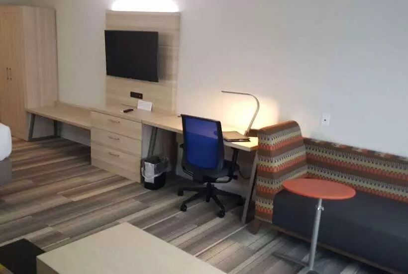 身障者適用スイートルーム, Holiday Inn Express & Suites Toledo West, An Ihg