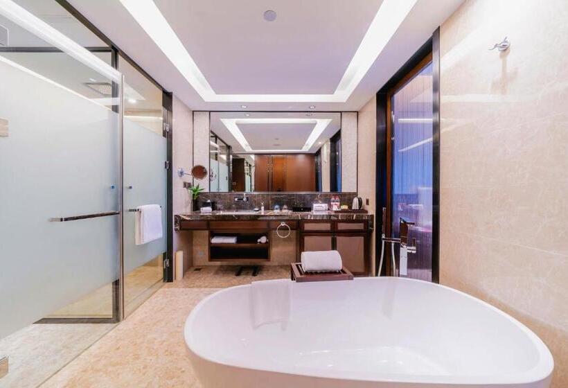 Superior room with lake view, Ramada By Wyndham Huizhou South