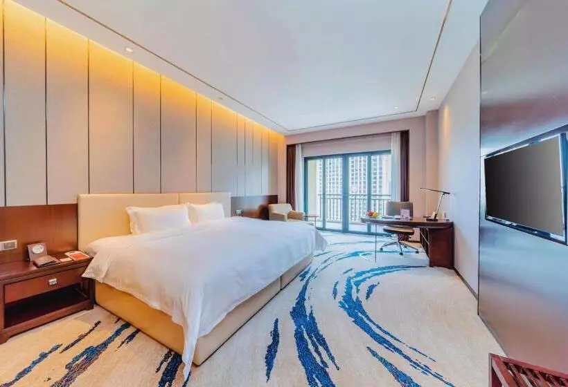 Superior room with lake view, Ramada By Wyndham Huizhou South