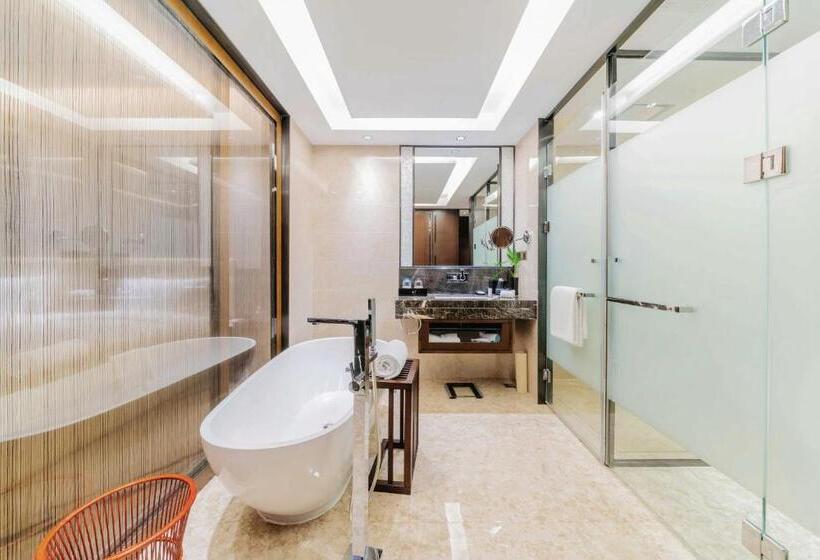 Superior room with lake view, Ramada By Wyndham Huizhou South