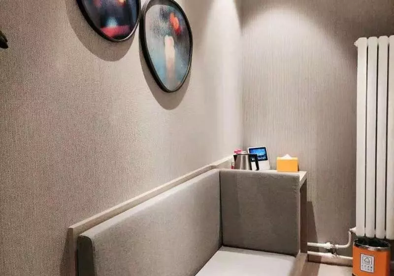 اتاق سوپریور, A L Ecole Buissonnière