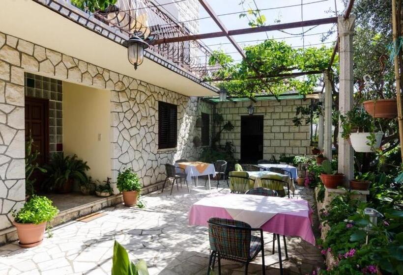 Quarto Basic, Guesthouse Moretić