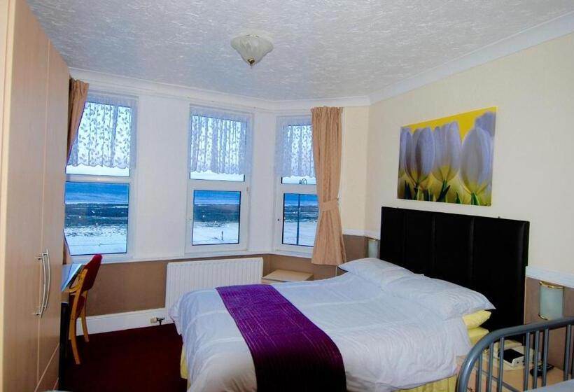 家庭海景房, At Caledonia