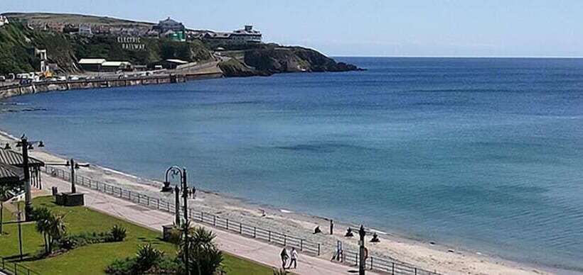 家庭海景房, At Caledonia