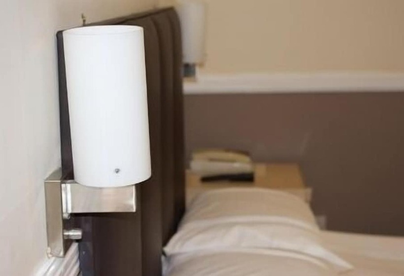 家庭海景房, At Caledonia