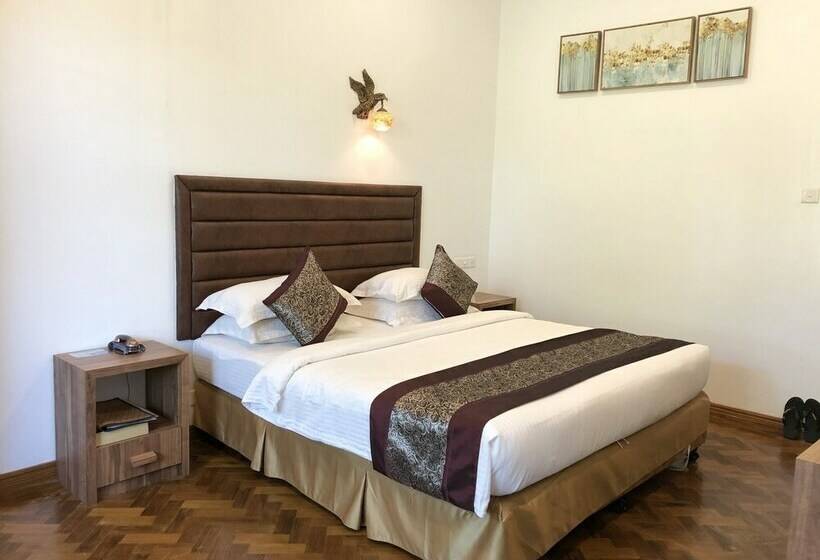 اتاق سوپریور, Kanbawza Hinthar