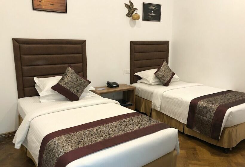 اتاق سوپریور, Kanbawza Hinthar