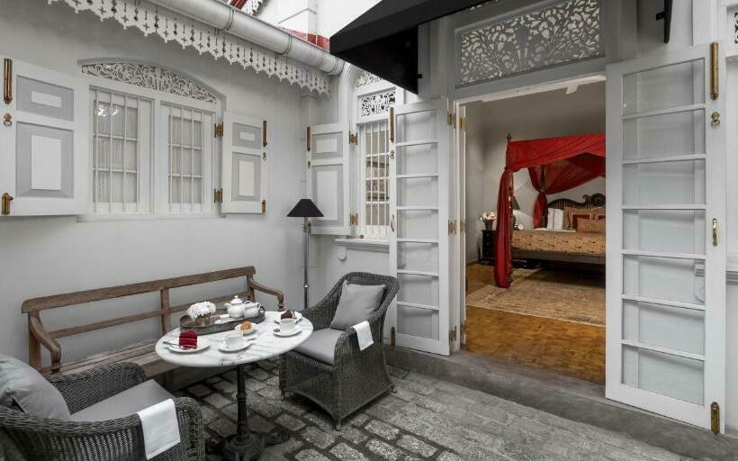 キングサイズベッドのスイートルーム, Maniumpathy