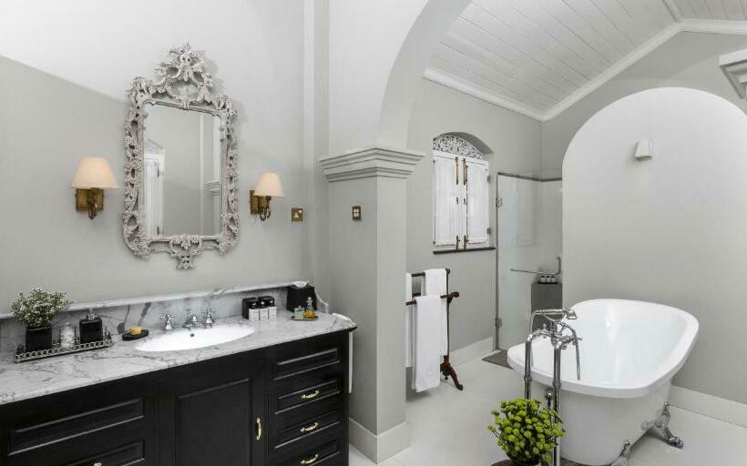 キングサイズベッドのスイートルーム, Maniumpathy