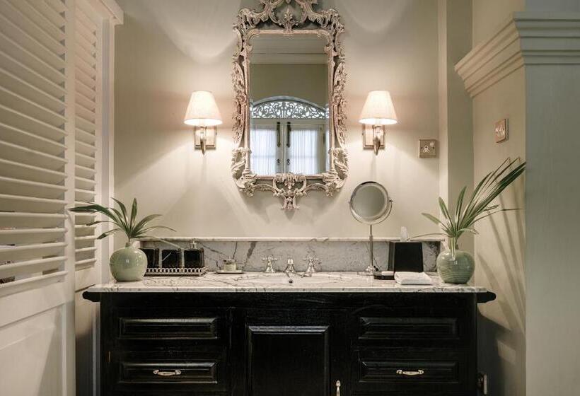 キングサイズベッドのスイートルーム, Maniumpathy