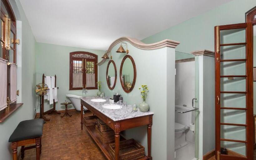 キングサイズベッドのスーペリアルーム, Maniumpathy