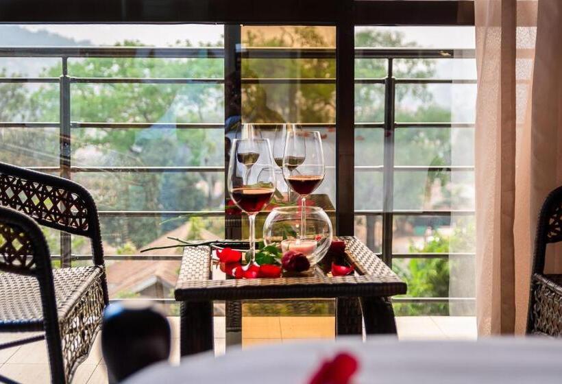 غرفة قياسية مزوَّدة بشُرفة, Marie S Royale