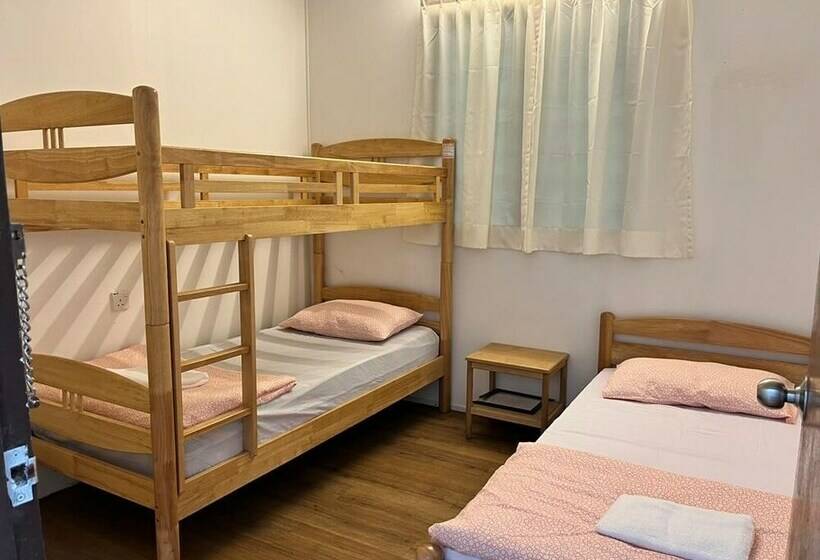 חדר סטנדרט לשלושה עם חדר אמבטיה משוף, Moonriver Lodge