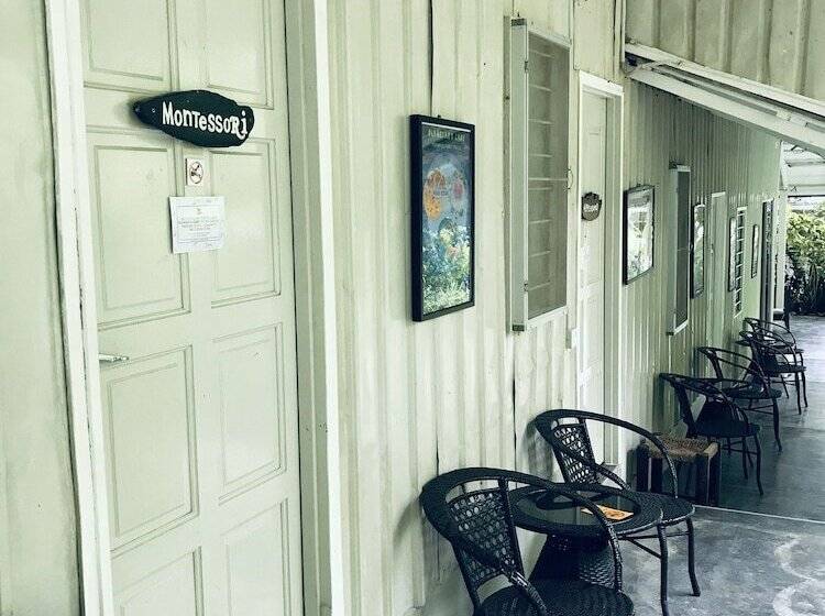 اتاق خانوادگی با سرویس بهداشتی مشترک, Moonriver Lodge