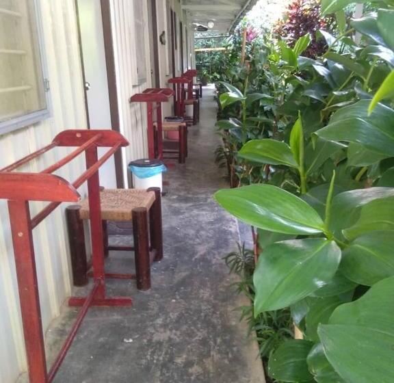 חדר סטנדרט לשלושה עם חדר אמבטיה משוף, Moonriver Lodge