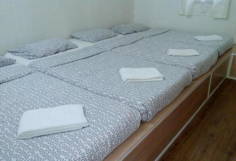 חדר סטנדרט לשלושה עם חדר אמבטיה משוף, Moonriver Lodge