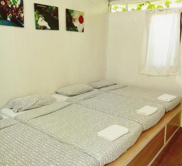 חדר סטנדרטי לארבעה עם חדר אמבטיה משותף, Moonriver Lodge