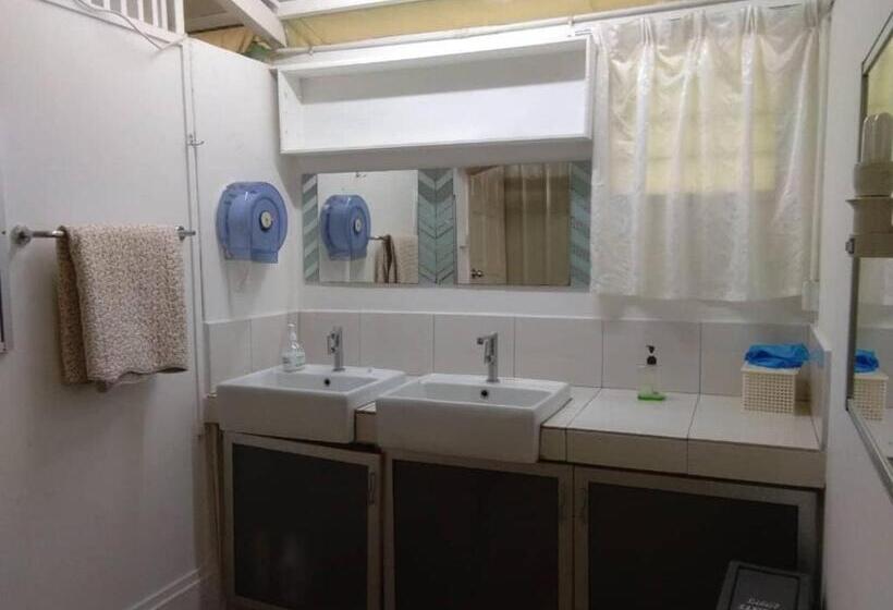 חדר סטנדרטי לארבעה עם חדר אמבטיה משותף, Moonriver Lodge