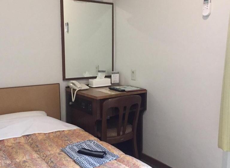Economy Yhden Hengen Huone, Oka