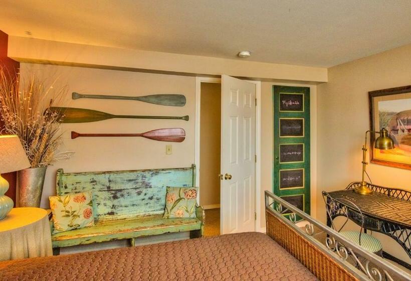 سوییت لوکس, Sandy Cove Inn