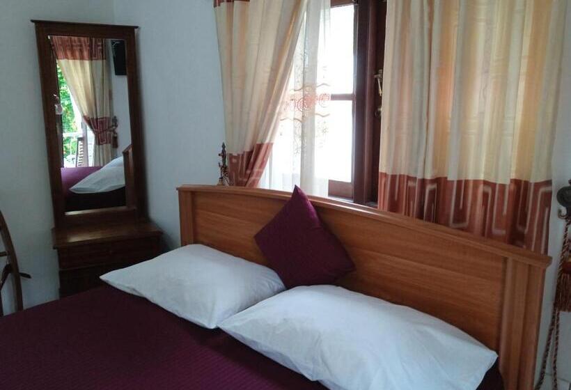 Quarto Deluxe com Sacada, Vino Villa Tourists & Local Accommodations   24 Hrs