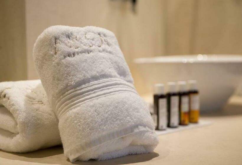 סוויטה עם מרפסת, Allegory Boutique