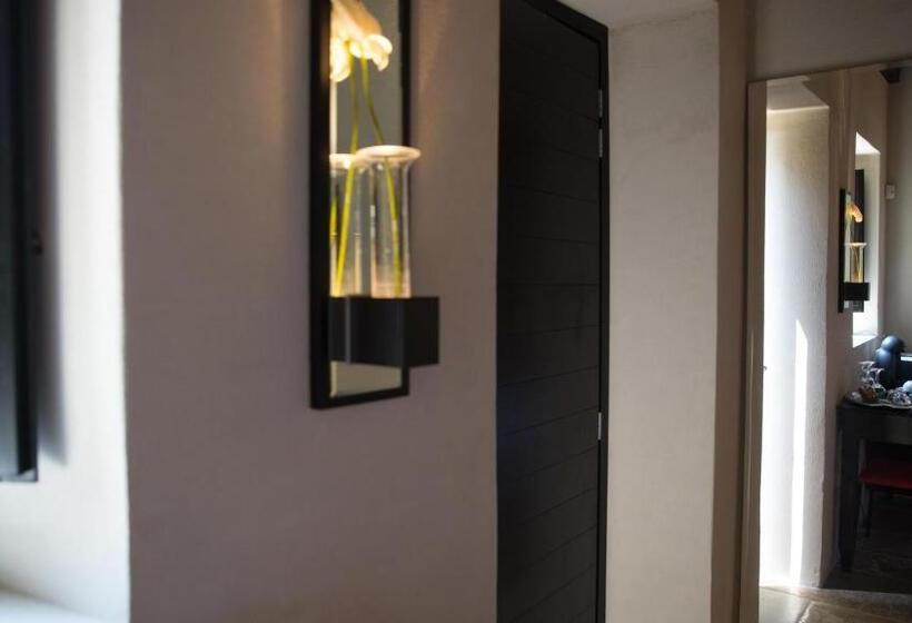 סוויטה עם מרפסת, Allegory Boutique