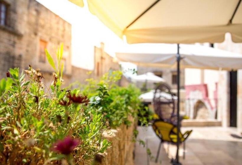 סוויטה עם מרפסת, Allegory Boutique