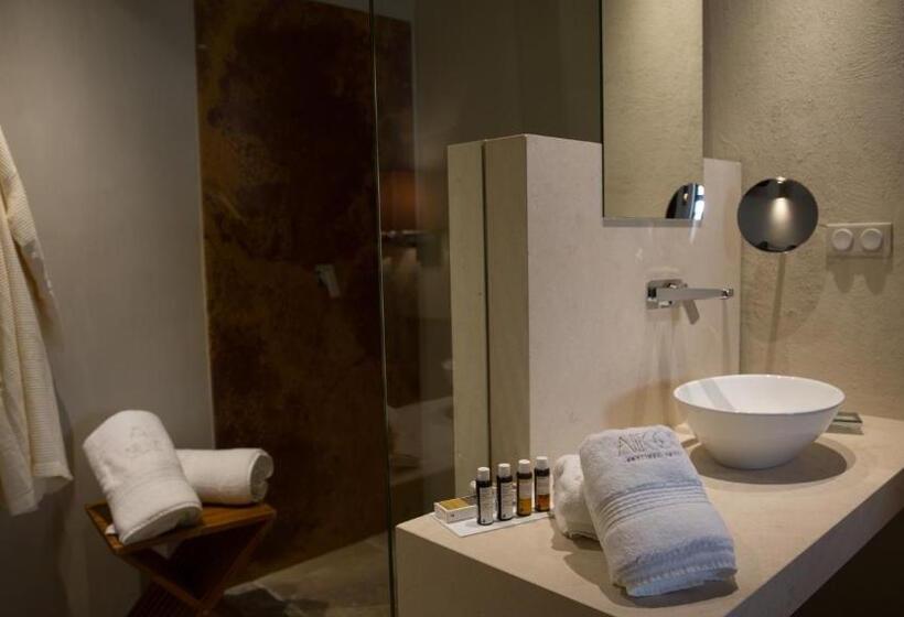 סוויטה עם מרפסת, Allegory Boutique