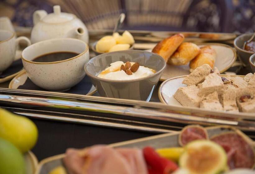 סוויטה עם מרפסת, Allegory Boutique