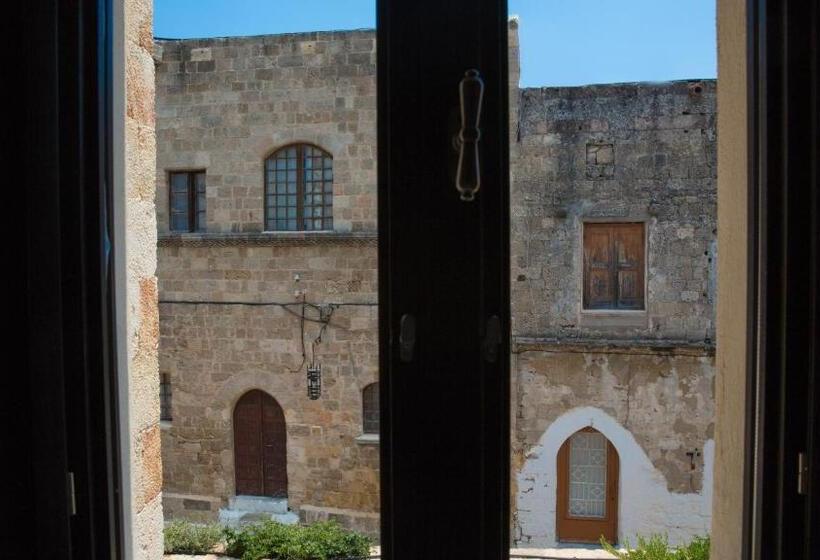 סוויטת ג'וניור, Allegory Boutique