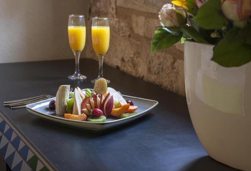 סוויטה עם מרפסת, Allegory Boutique