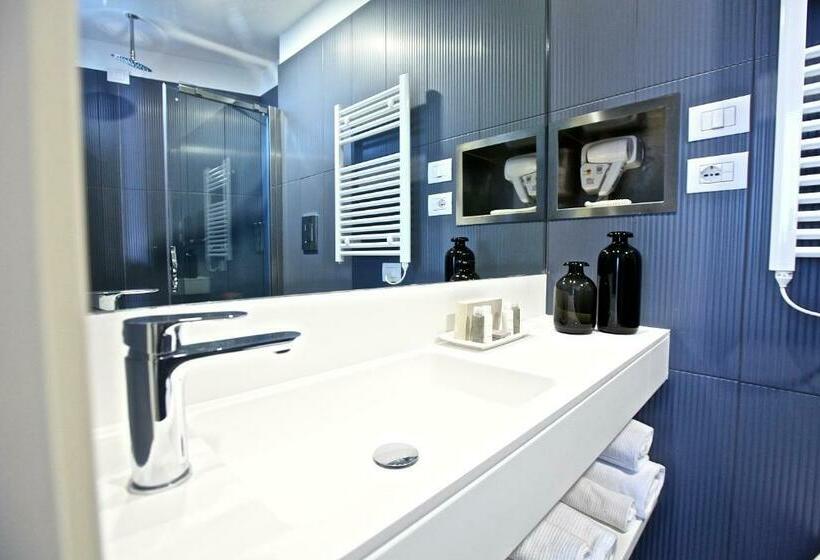 Четырехместный Номер Стандарт, Ambassador