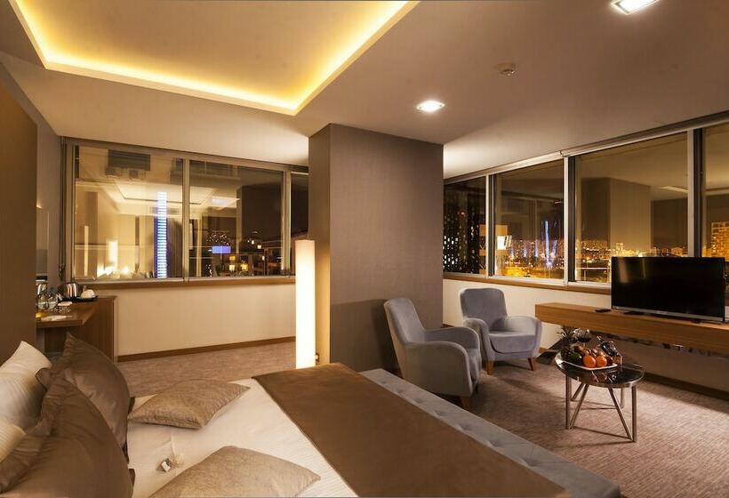 اتاق سوپریور, Majura