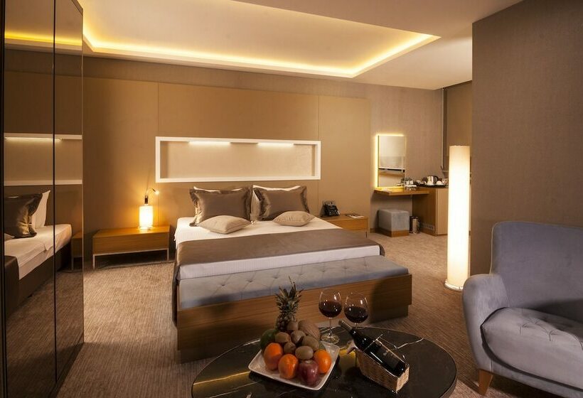 اتاق سوپریور, Majura