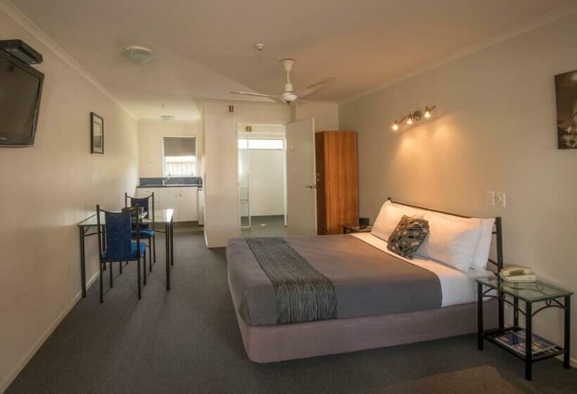 스탠다드 스튜디오, Gateway Motor Inn