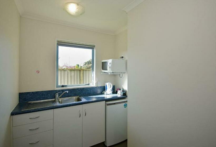 스탠다드 스튜디오, Gateway Motor Inn