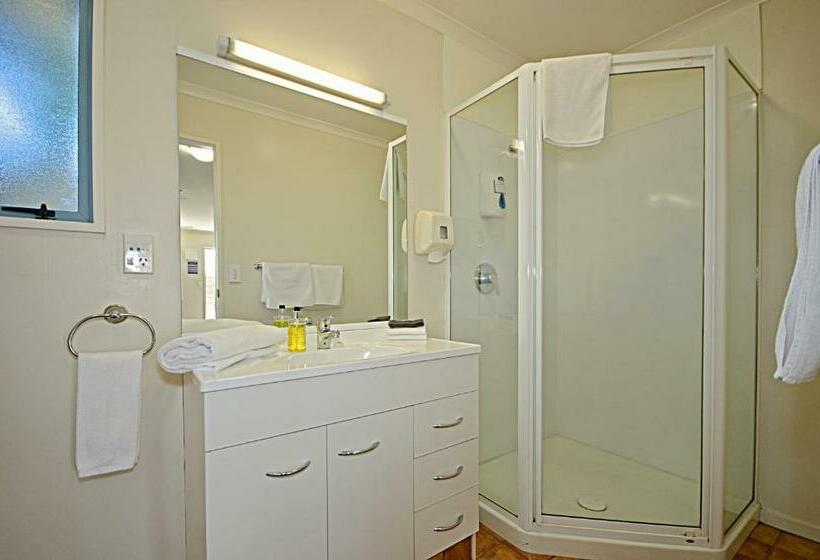 스탠다드 스튜디오, Gateway Motor Inn