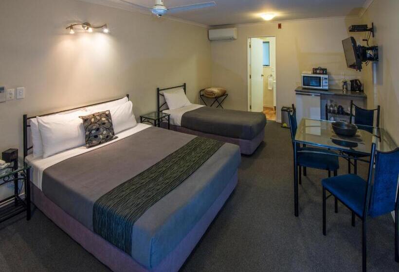 스탠다드 스튜디오, Gateway Motor Inn