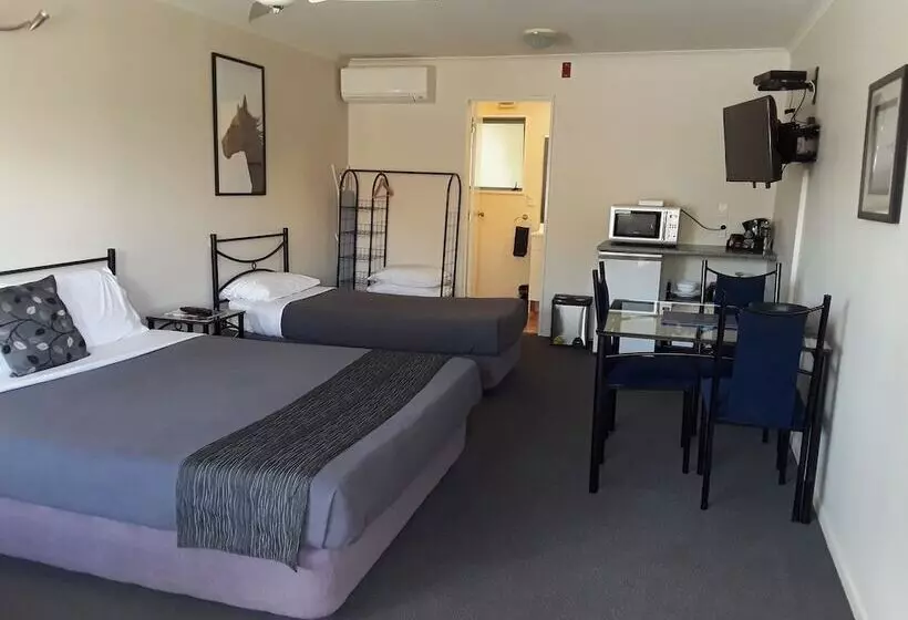 スタンダードスタジオ, Gateway Motor Inn
